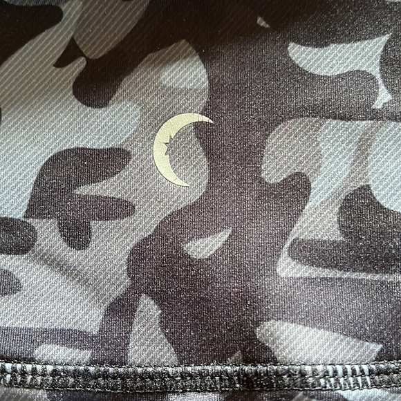 Black Camo Zyia Leggings - Picture 7 of 8